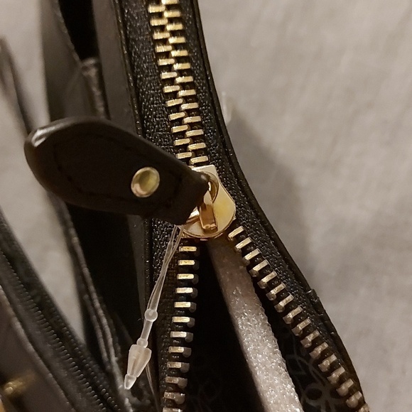 Loris Leather Wristlet with removable card holder - Picture 8 of 8